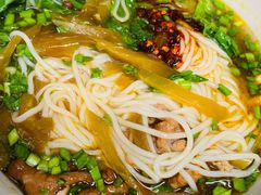 酸菜肉丝米线-越洋肖氏老米线(杨家坪店)