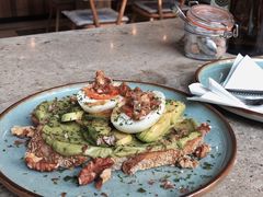 牛油果煮蛋吐司-RAC BAR(安福路店)