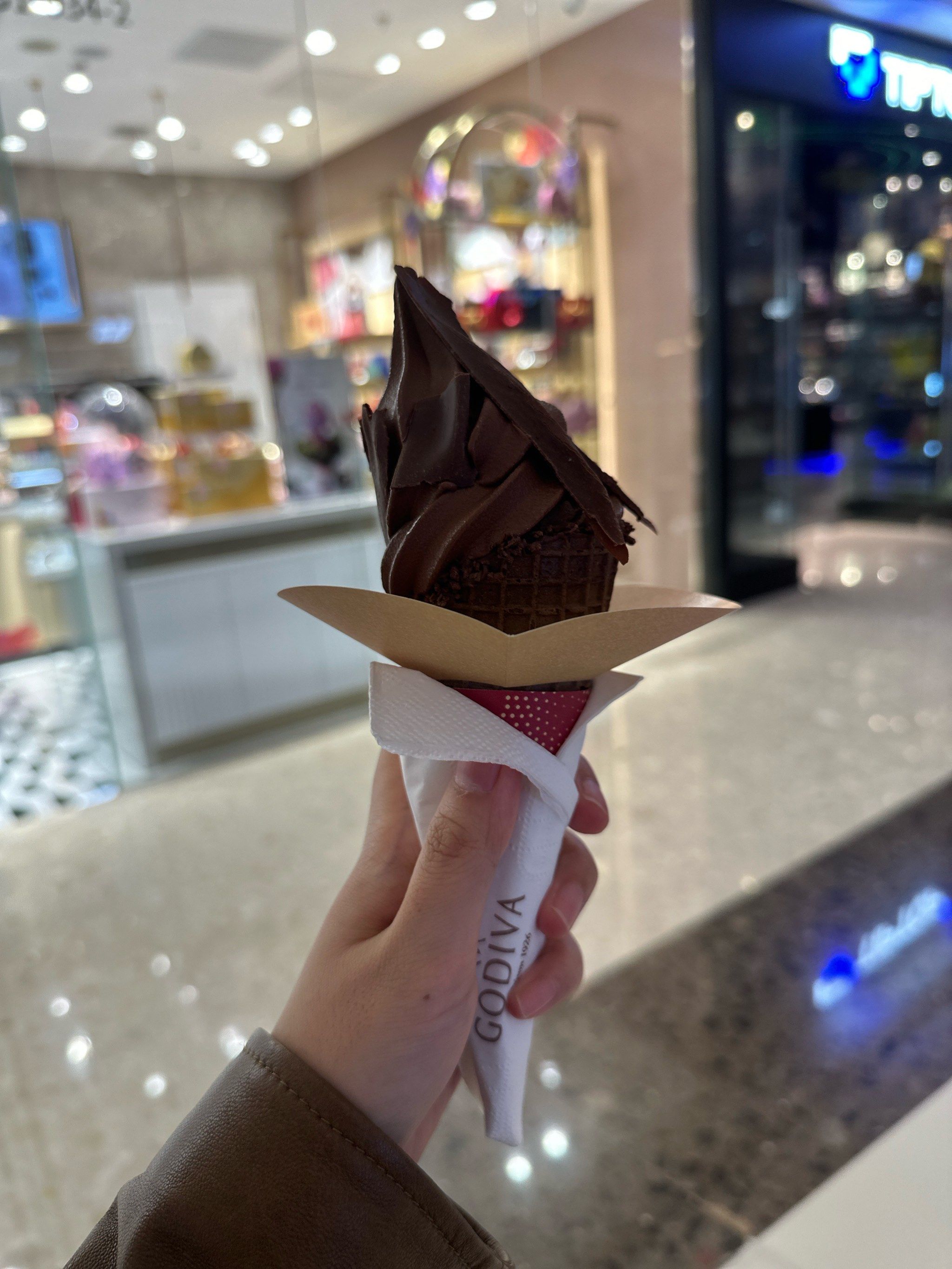 会胖)
godiva这款黑巧冰淇淋不甜,略微有点苦,很赞啦
#吃货的探店