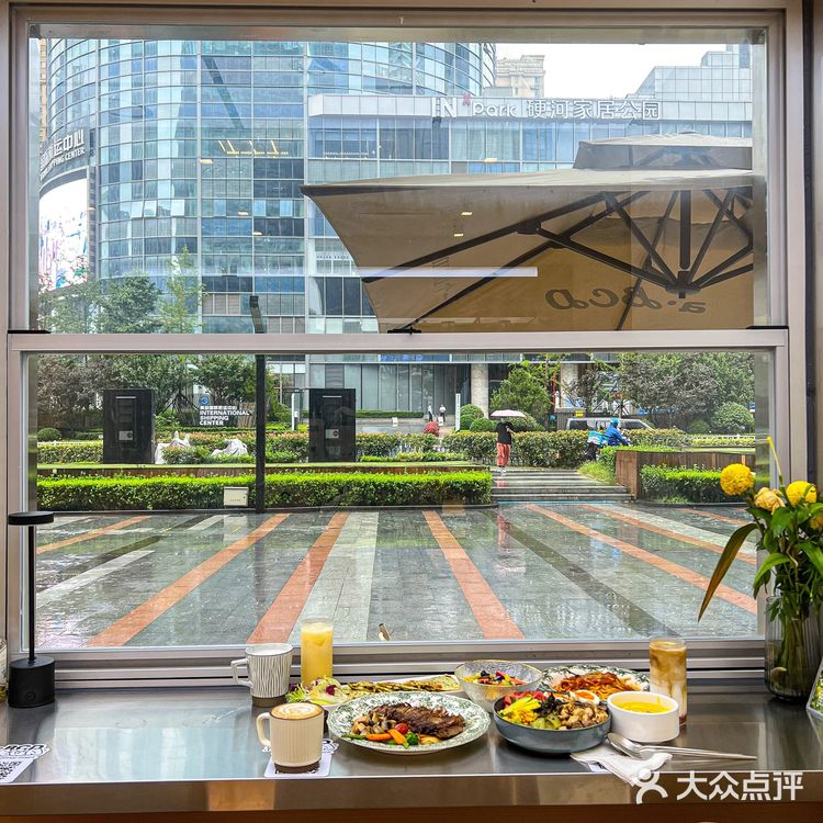 来青岛最爱的街景窗边brunch‼️雨天来好浪漫
