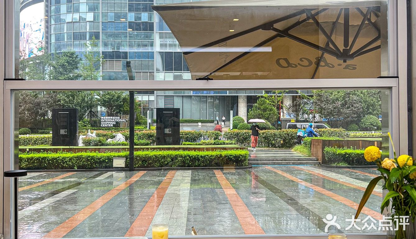 来青岛最爱的街景窗边brunch‼️雨天来好浪漫