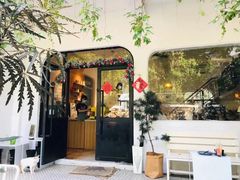 -彳亍咖啡·这里(水湾路店)