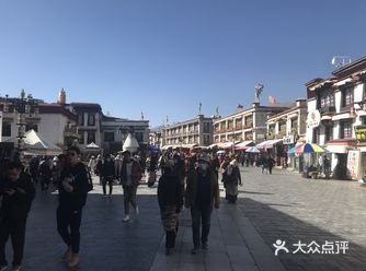 白天和夜晚都有不同的味道，值得反复逛的街