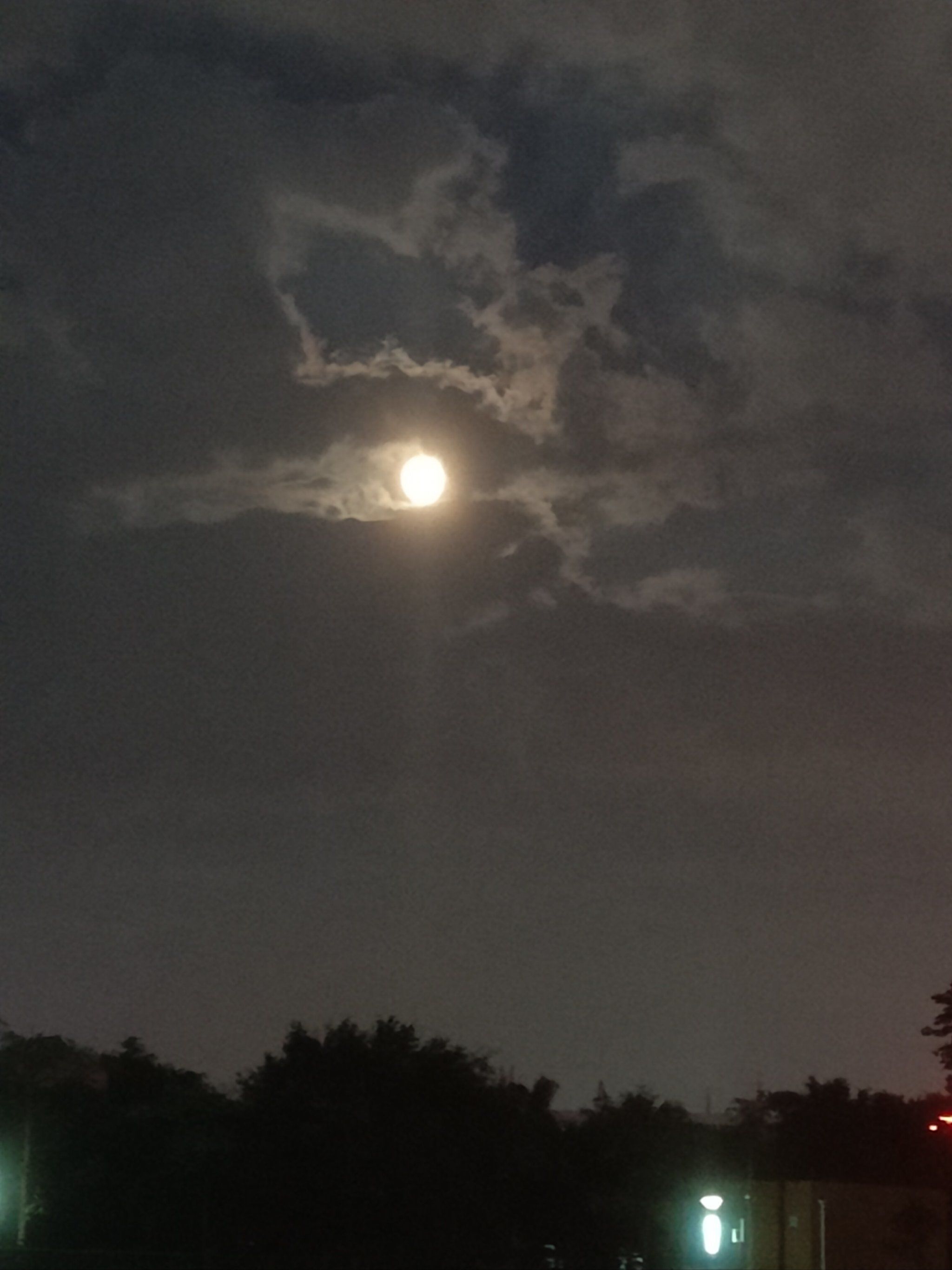 月亮特别圆,静谧的夜晚,可以好好享受安静