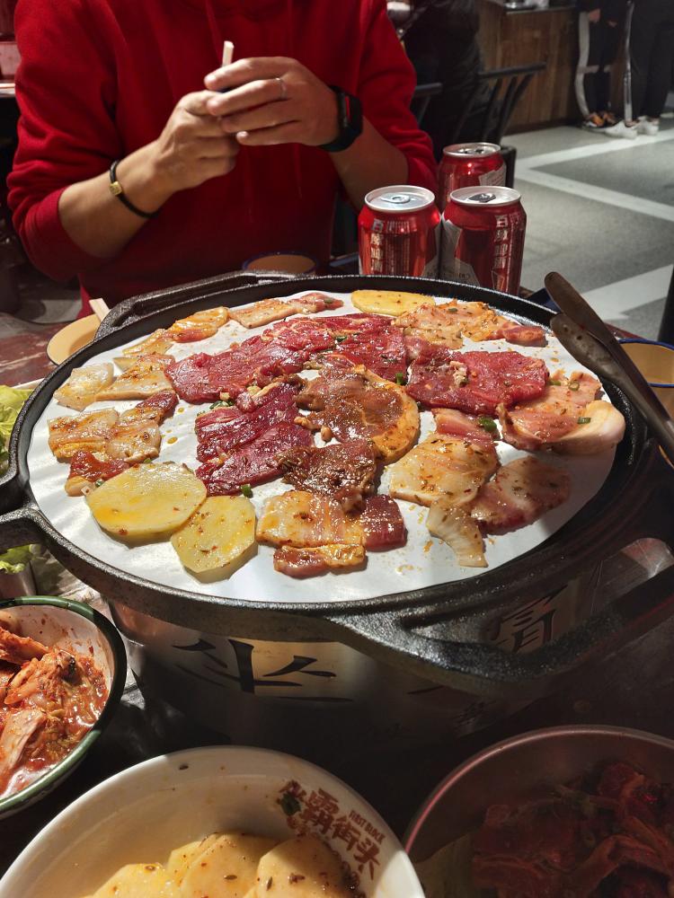 坐霸街头·铁盘烤肉(红谷滩店)-"晚上跟朋友一起来吃烧烤,首先几个人