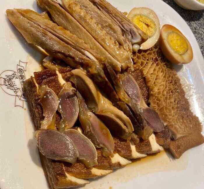 老公喜欢吃腊味今天天气好我们随便溜达看到了谭海烧腊坊就进来啦