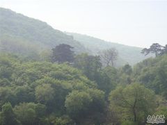 妙峰山“三岔涧农家乐”二楼红色凉棚下（餐-三岔涧农家乐