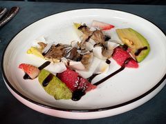 油封鸭肉配玉兰菜和牛油果色拉-YUE·6·西式融合餐厅(外滩六号店)