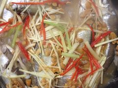 豆酱杂鱼煲-郑厨私房菜