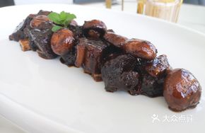 Slow-Cooked Beef Steak with Mushrooms