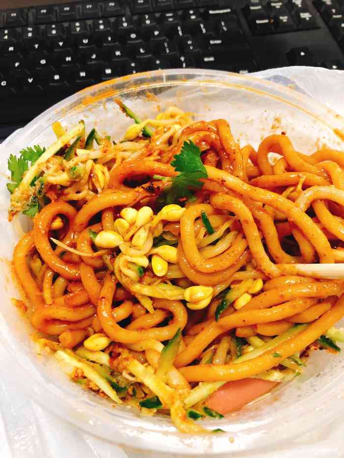 在电梯下来的右手边来的时候没什么人但是外卖生意非