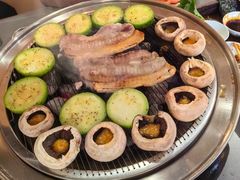 -围炉肉舍•炭烤活鳗•丹东海鲜烤肉(步行街店)