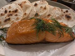 烟熏三文鱼配烤饺子皮和芥末籽酱-BOR Eatery(安福路店)