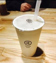 泷堂奶茶店就进去买了一杯黑泷奶绿五分糖然后在边上又买了一串鸭肉串