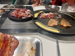 -山野的朋友露营炭火烤肉