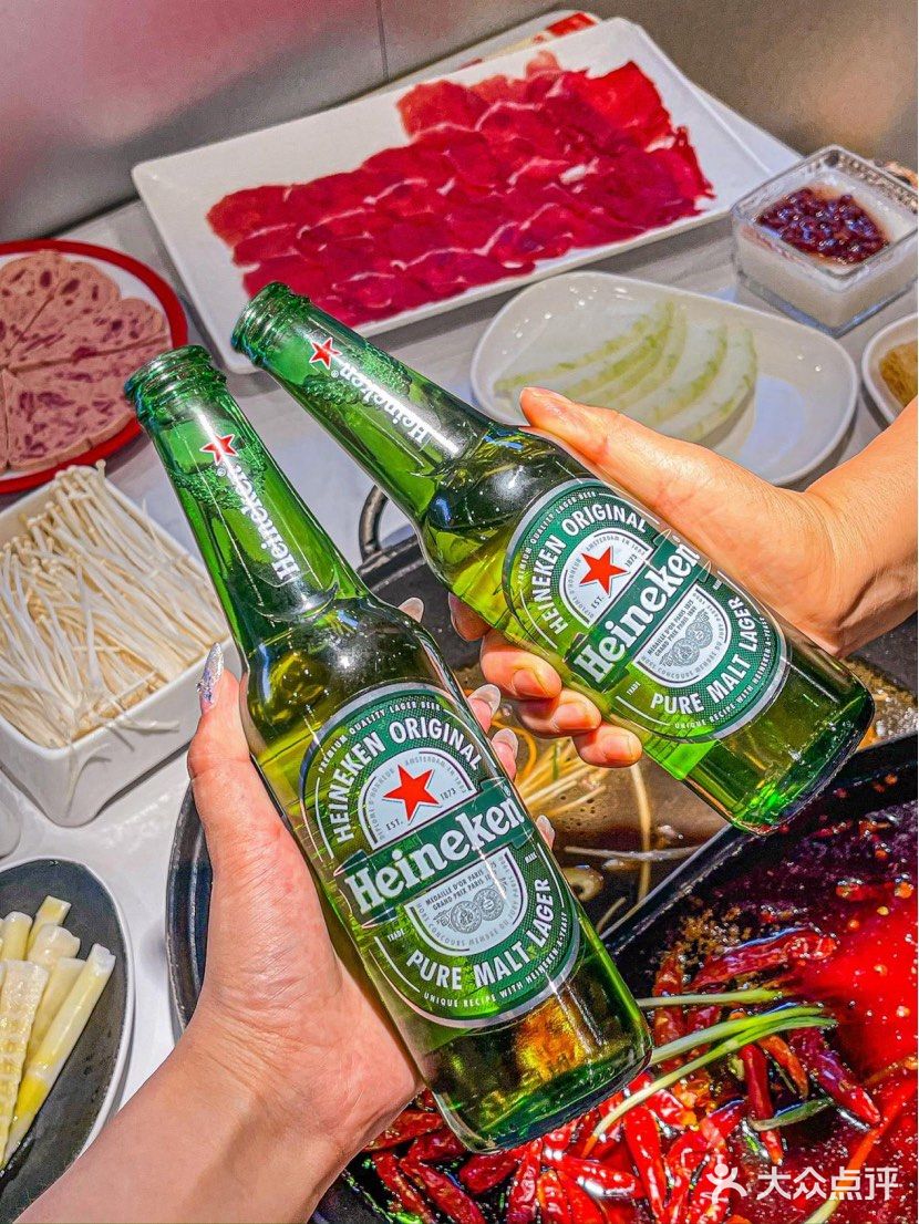 两个人吃撑了也就一百出头 这不跟朋友边吃火锅边聊天
