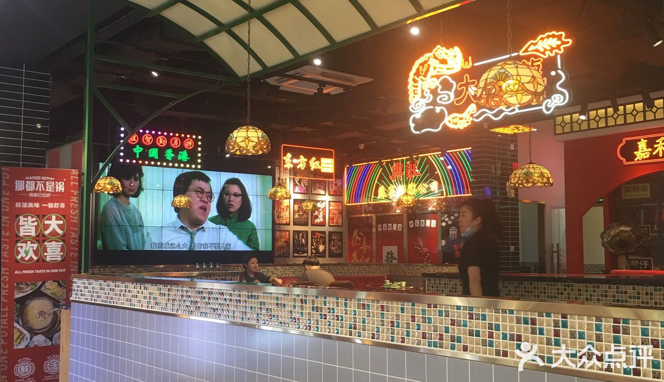 进门港味装修，服务员礼貌引位，还有小暖男给调蘸料
