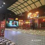 进门港味装修，服务员礼貌引位，还有小暖男给调蘸料