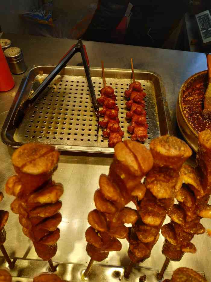 桂花肠图片炸桂花肠烤桂花肠图片夜晚逛街图片桂花肠串串桂花肠烧烤