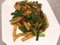 青大蒜炒鱿鱼须-临安鲲凌餐厅(钱王大街店)