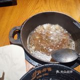 刚进来因为没有位置，服务员让我们在一侧等候，态度很友好