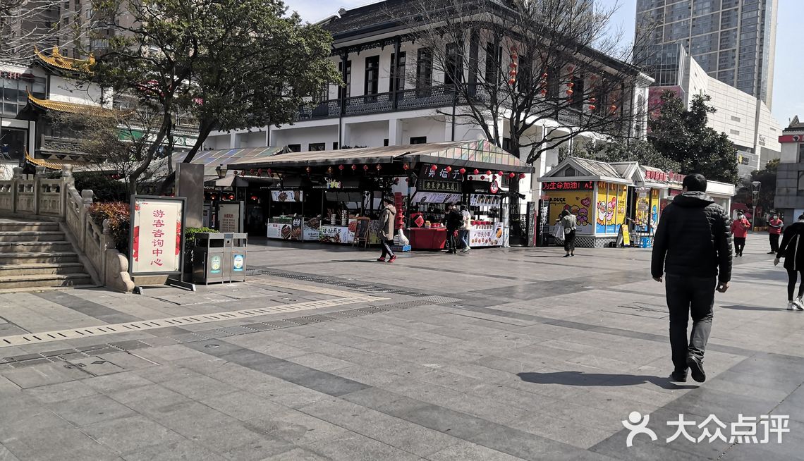 崇安寺步行街是市中心最热闹的地方了步行街旁是无锡最