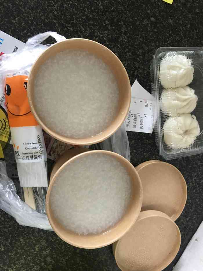 前两天点的外卖,买了两份白粥,三个肉包!
