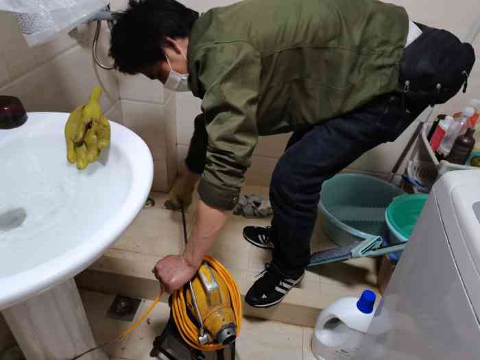 贤团管道疏通水电维修-"家里装修收尾时发现下水管道堵住了,自己的.