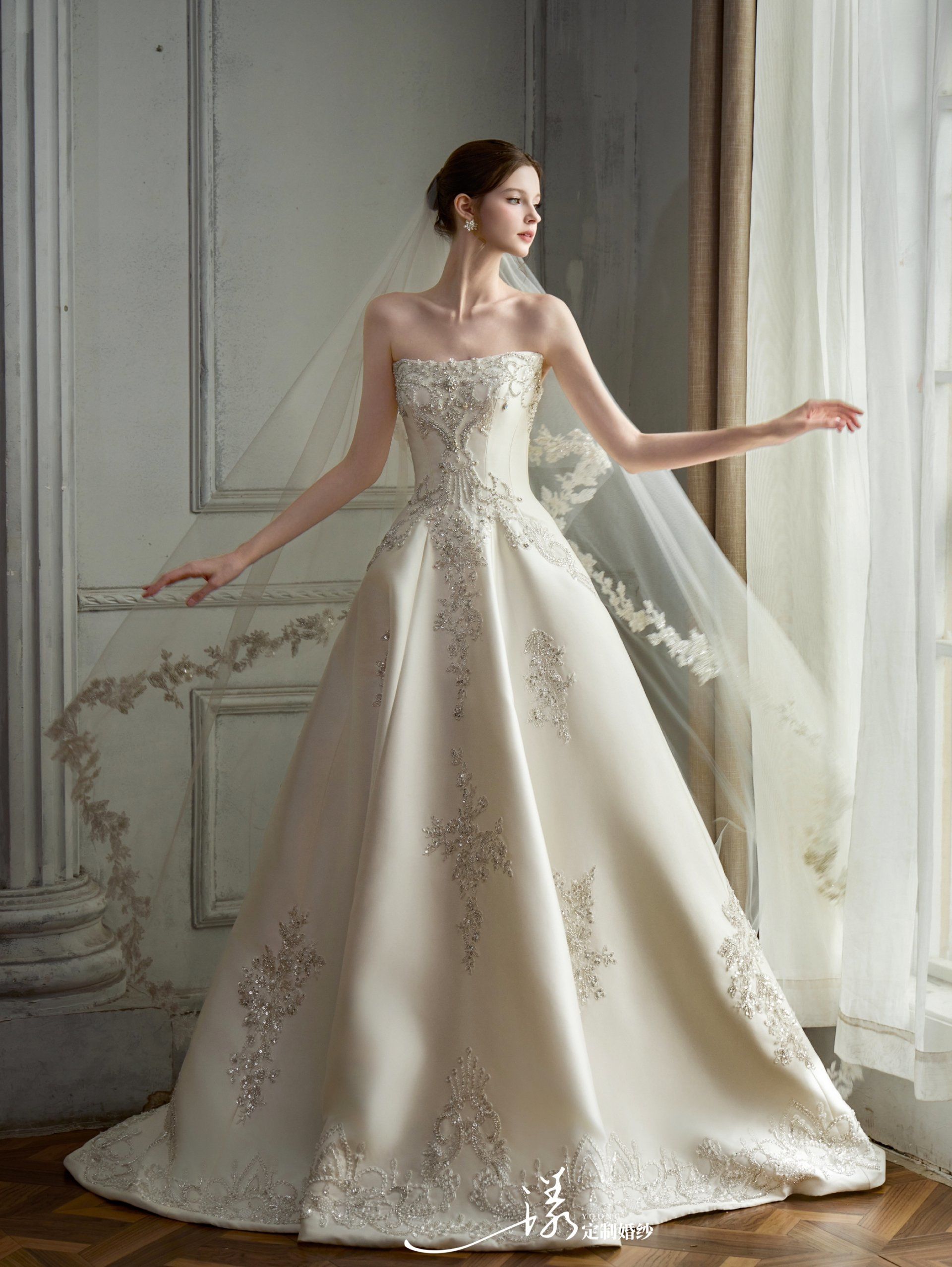 这件抹胸婚纱,真的美出天际
