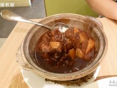原汁牛腩煲 -港东盛宴烧腊至尊