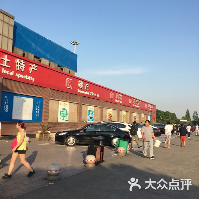 南湖服务区停车场