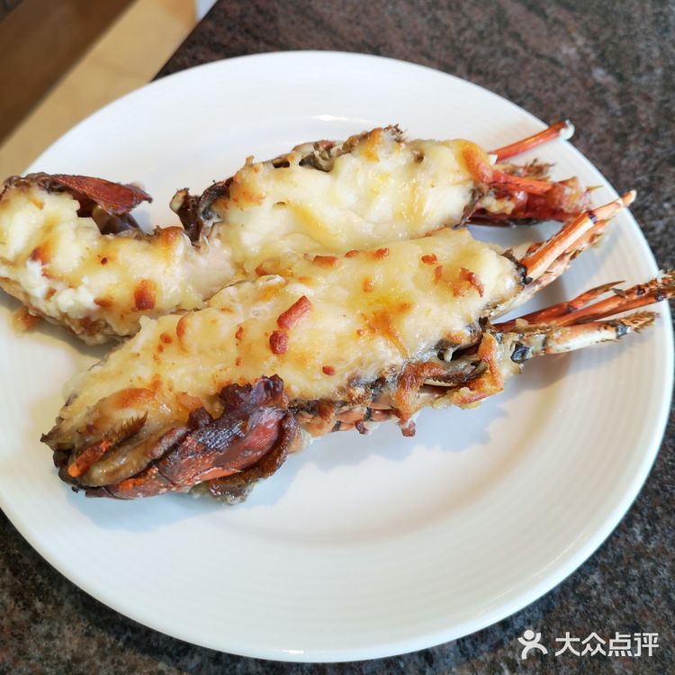 根本吃不下了 ~因为母亲节 每桌还赠送了一包面包