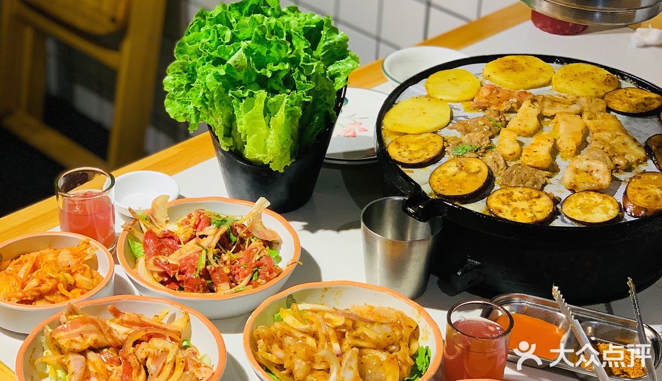 坐落于西街的一家绝美烤肉店  阳台上可近观西街的热闹