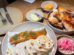 烟熏三文鱼配烤饺子皮和芥末籽酱-BOR Eatery(安福路店)