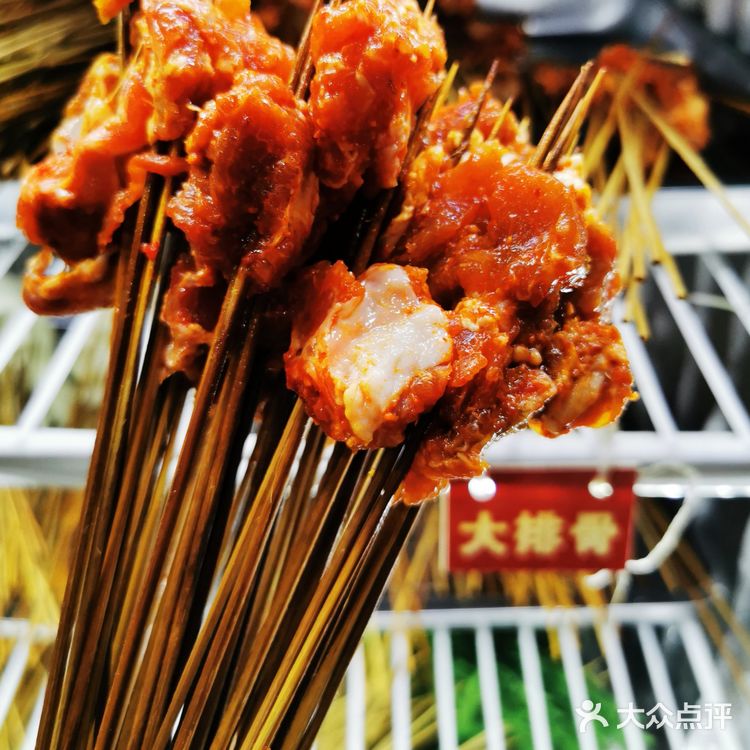 完全被安利而来的校园背后饮食三号线地铁直达下来就是西南石油大学满满的校园氛围走十分钟就到了下雨天生意依然很好看来这家口碑是真的不错油炸类却一点也不油腻和闷蔬菜依然炸出来有原本的味道价格也超级给力人均撑死也不超过⑤吧菜品新鲜上菜速度给井然有序所以不慢肉类和素菜该有的都有蘸料辣度也合适而且很香