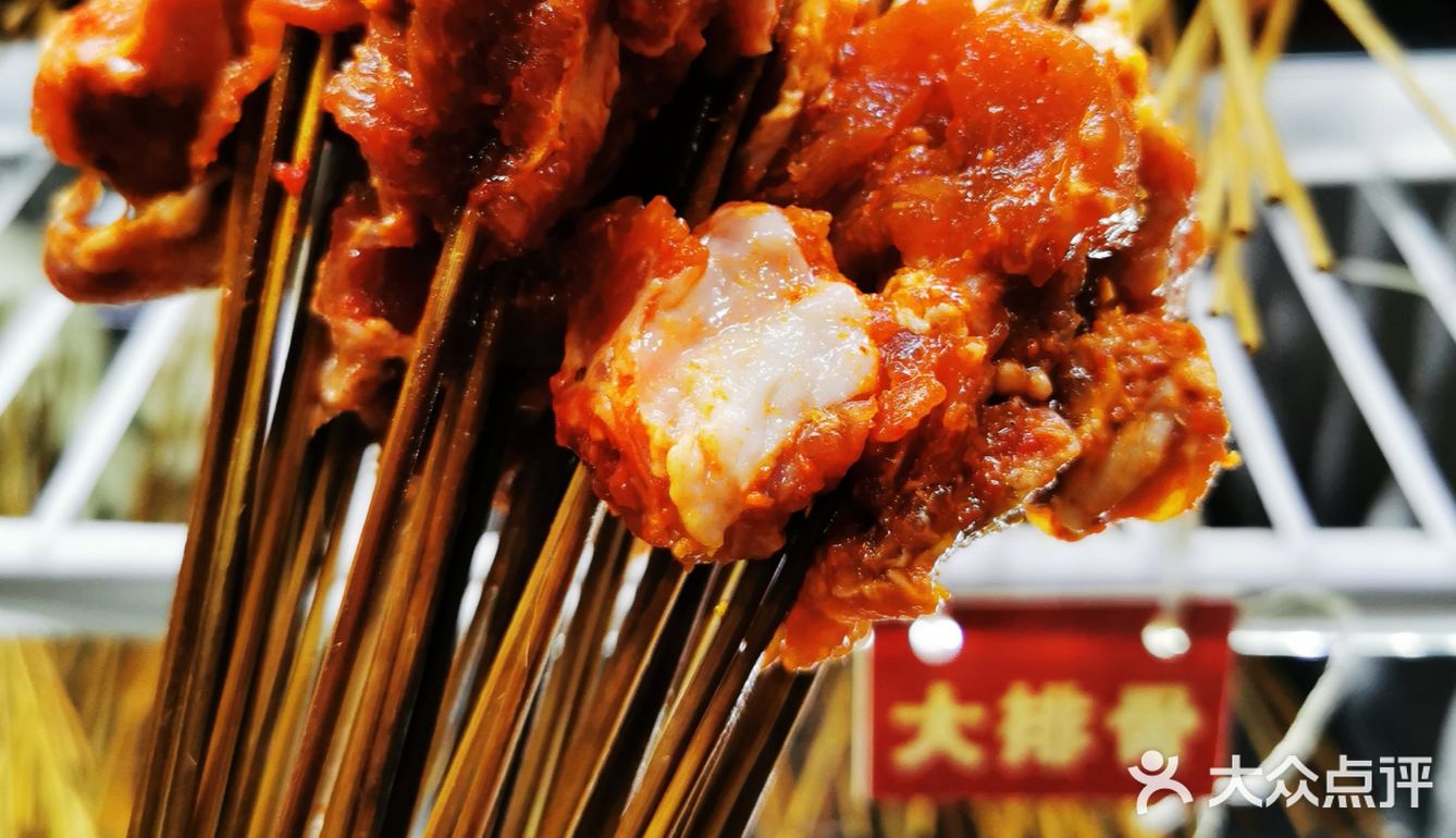 完全被安利而来的校园背后饮食三号线地铁直达下来就是西南石油大学满满的校园氛围走十分钟就到了下雨天生意依然很好看来这家口碑是真的不错油炸类却一点也不油腻和闷蔬菜依然炸出来有原本的味道价格也超级给力人均撑死也不超过⑤吧菜品新鲜上菜速度给井然有序所以不慢肉类和素菜该有的都有蘸料辣度也合适而且很香