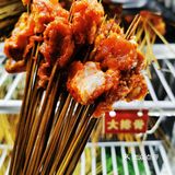完全被安利而来的校园背后饮食三号线地铁直达下来就是西南石油大学满满的校园氛围走十分钟就到了下雨天生意依然很好看来这家口碑是真的不错油炸类却一点也不油腻和闷蔬菜依然炸出来有原本的味道价格也超级给力人均撑死也不超过⑤吧菜品新鲜上菜速度给井然有序所以不慢肉类和素菜该有的都有蘸料辣度也合适而且很香