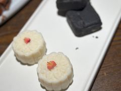 芝麻流心奶黄姑嫂小方-佬泰丰斋· 乌镇茶食餐厅