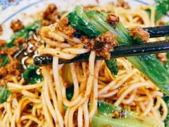 特色炸酱面-渝之汇牛肉豌杂面