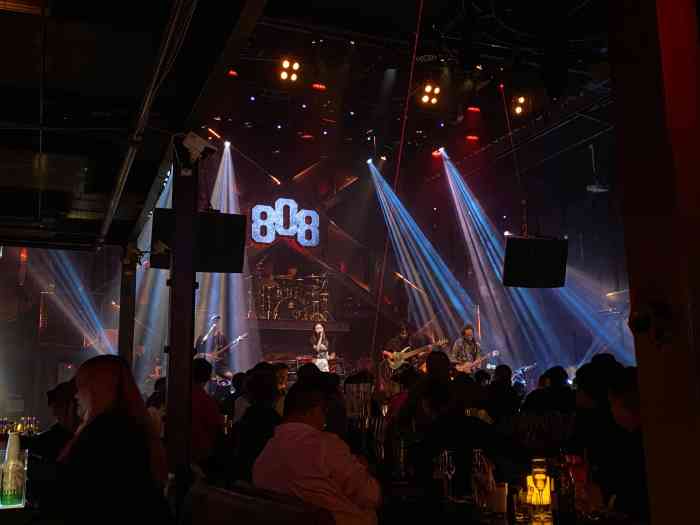 808 livehouse-"刚好周五没地方去,朋友喊着去的,下着小雨.
