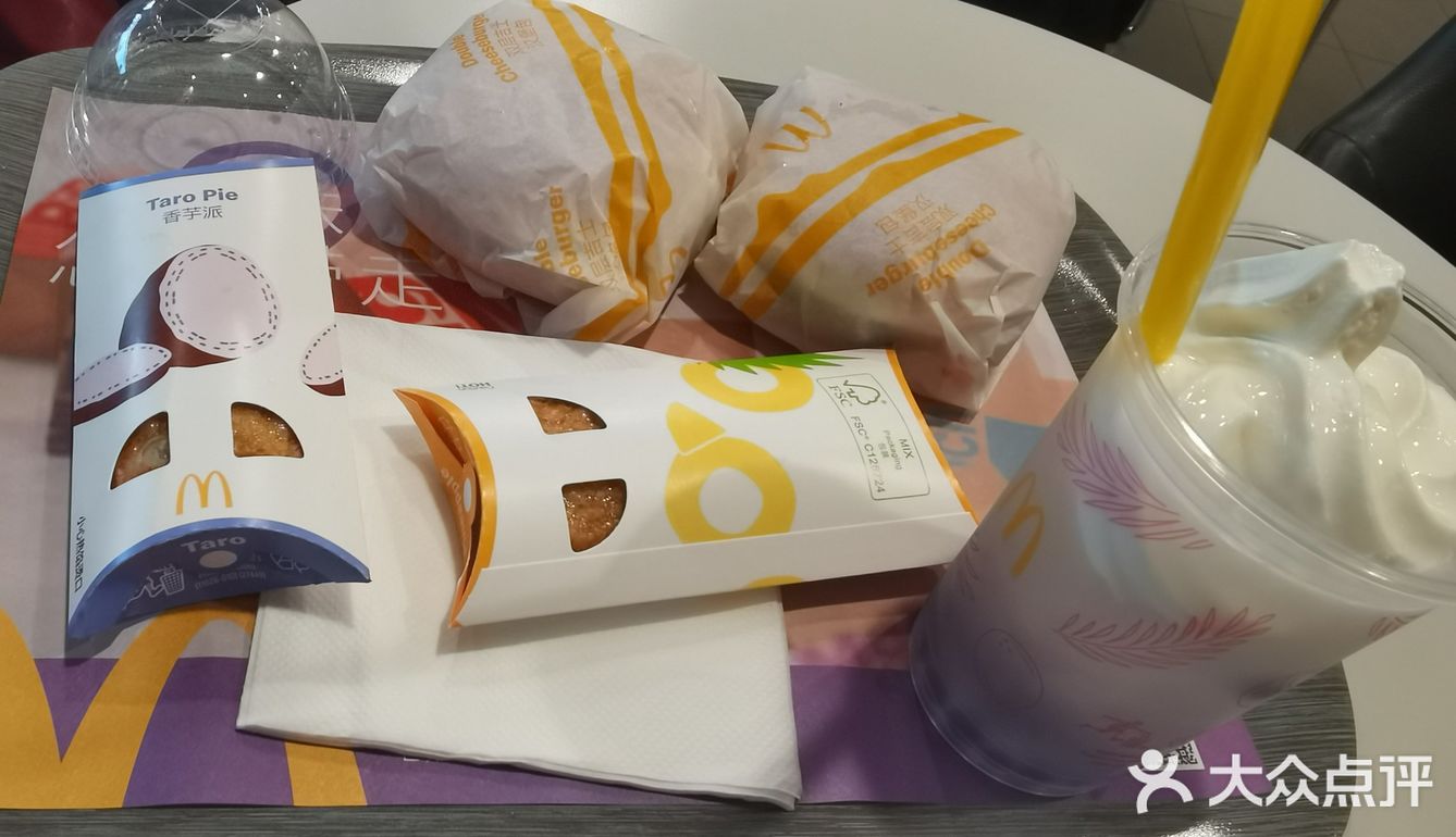 2，12元的套餐也很优惠了，一个汉堡包加一个派