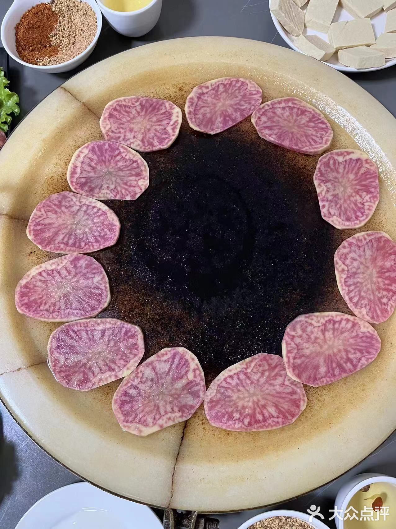 蒲公英丽江石板烧烤甘家寨店的招牌菜品，真是让人垂涎欲滴！