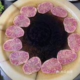蒲公英丽江石板烧烤甘家寨店的招牌菜品，真是让人垂涎欲滴！