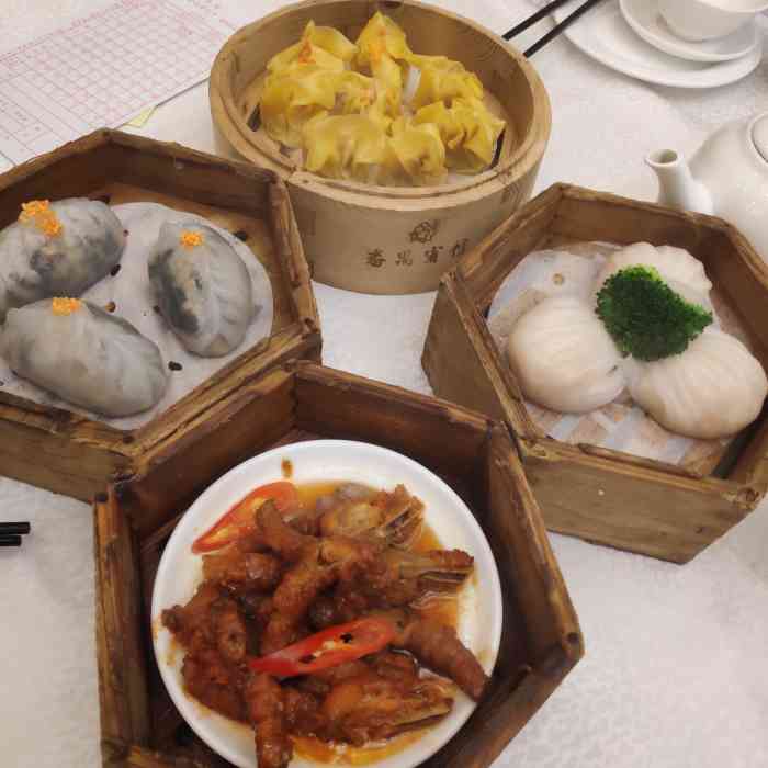 番禺宾馆的早茶味道还不错百味酱凤爪最喜欢这个啦必点紫菜栗子饺很大