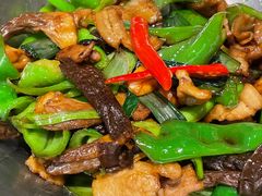 鹿茸菌小炒肉-渔语鱼新川菜Bistro(万象天地店)