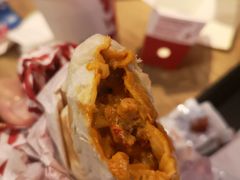 吮指十三鲜小龙虾烤鸡堡/鸡肉卷-肯德基(磐谷DT店)