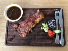 校门口商业街上的牛排店-广东外语外贸大学(白云山校区)