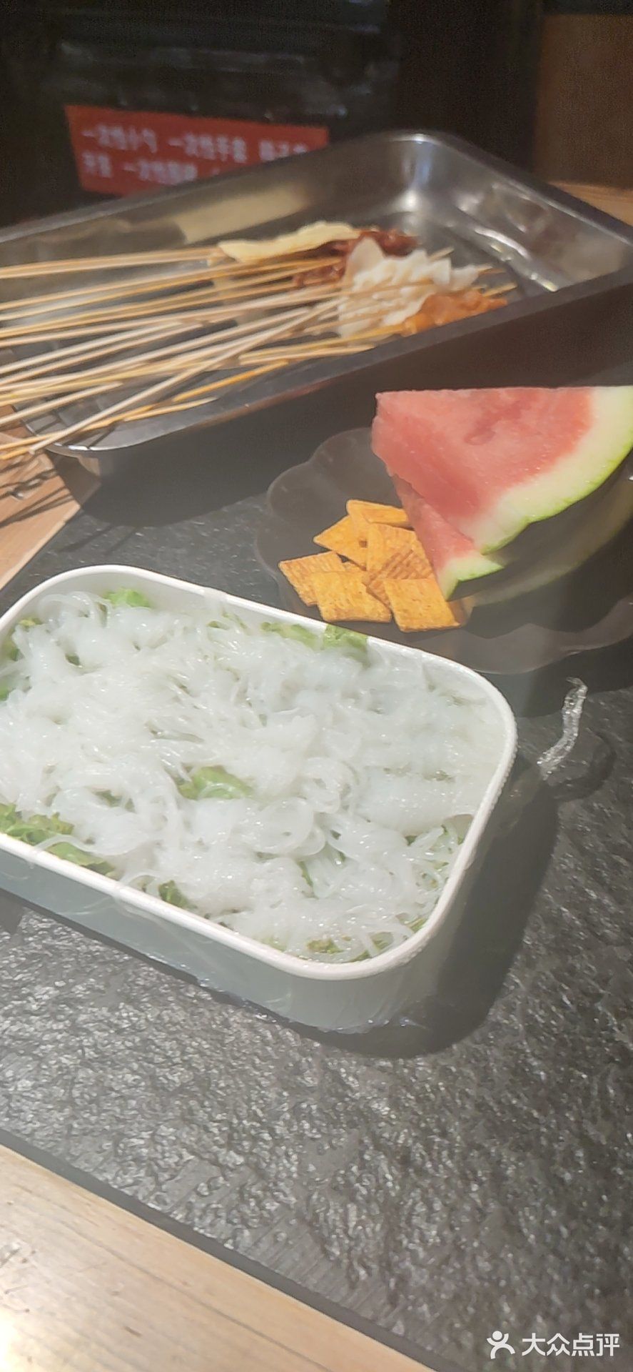 底下全是豆芽，他们家冒菜还是有点辣