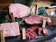 如图左边两种肉-飞驒牛 烤肉 马食一代(銀座店)