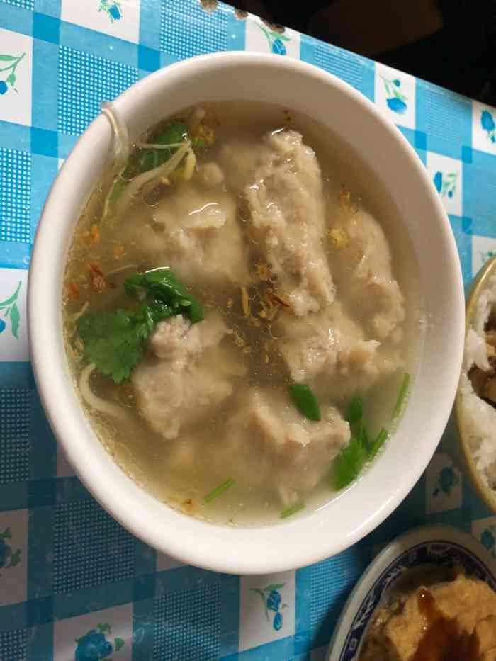 肉羹湯清淡中帶點甜肉很qq皮蛋豆腐的皮蛋很好吃肉燥飯的肉較少但很